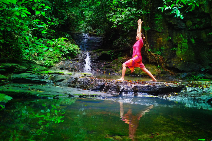 Mallika geeft yoga les in natuur. Dit is echt paradijselijk