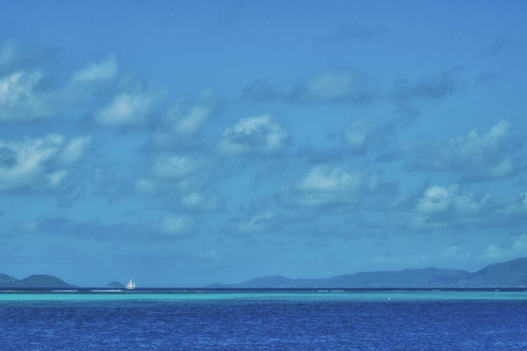 ZIJN IN HET NU Eindeloos blauw... lucht en zee.. die in elkaar lijken te versmelten aan de einder.