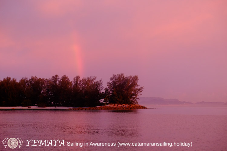 Regenboog boven Langkawi. Leven op een boot is als leven in de natuur.