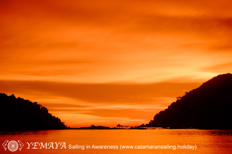 Zonsondergang boven Langkawi. Dit is 1 van de mooiste eilanden in Maleisië. En dit is echt hoe het eruit zag gisteren. Geen filters of effecten hebben de foto mooier gemaakt..