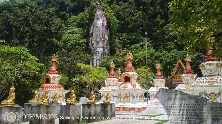 Yesterday I went to buddhist chanting in a beautiful buddhist temple in Langkawi (Malaysia). Do you see the statue in the background carved out of the rocks? The dogs started howling like wolves when the sun went under the horizon. The chanting was very calming.