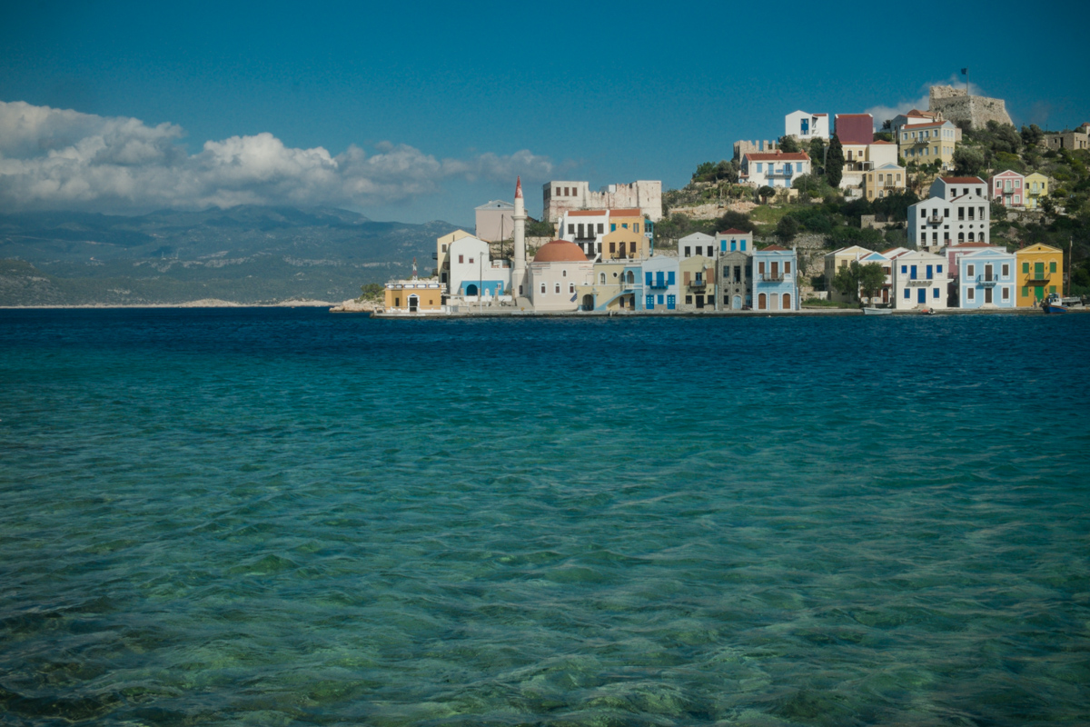 Maar het prachtige eiland Kastelorizo, dat zo'n beetje geplakt ligt tegen de Turkse grens en omringd door Turkse eilandjes, komt toch heel langzaam dichterbij.