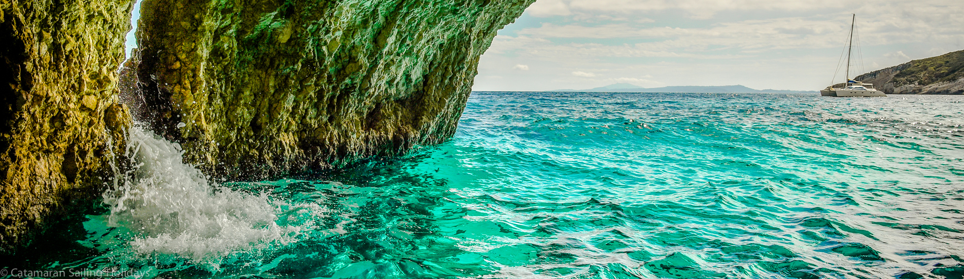 Alternatieve zeil en wandel vakantie. Zicht op Catamaran Yemaya vanuit de Blue caves in Griekenland (foto Lex Molenaar)